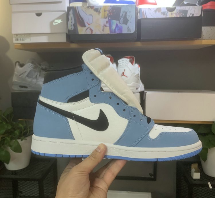 Jordan 1 Retro High Og University Blue 555088-134