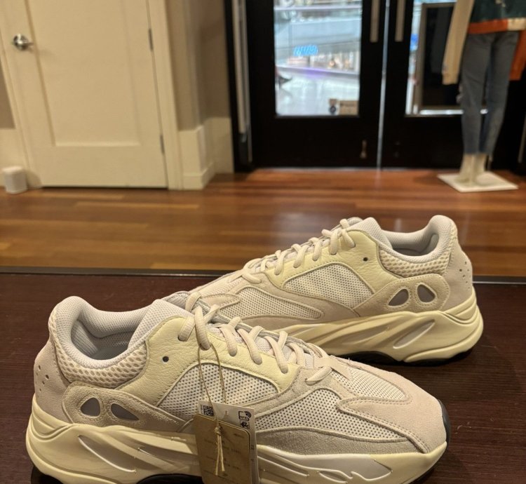 Adidas Yeezy Boost 700 Analog