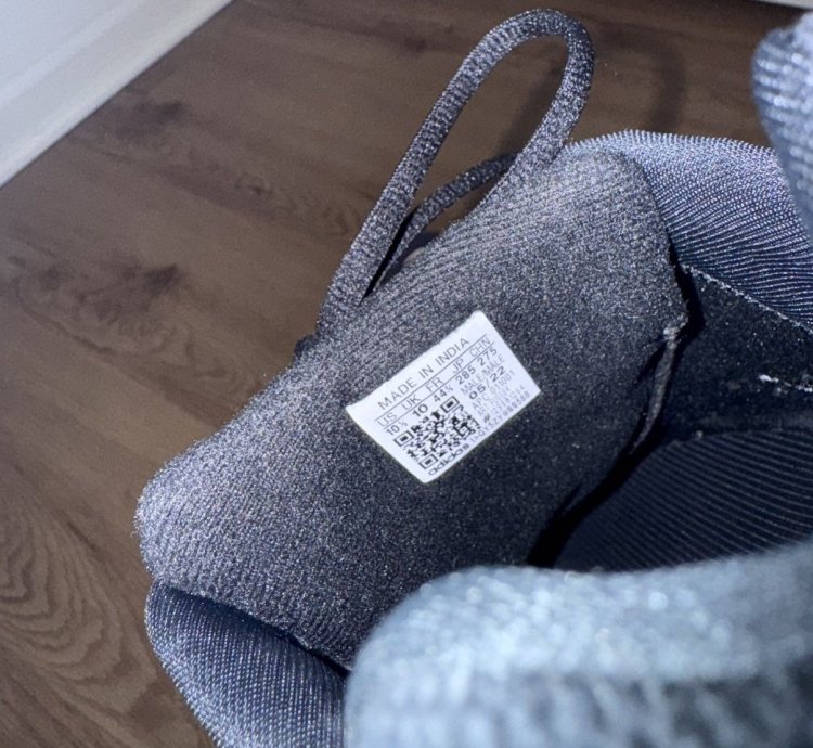 Adidas Yeezy Boost 700 V2 Vanta