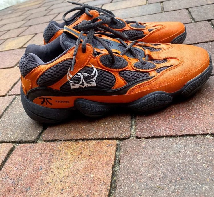 Adidas Yeezy Fnatic Custom Sneaks