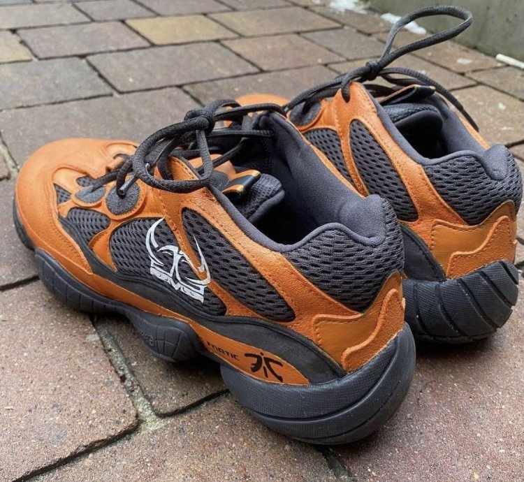 Adidas Yeezy Fnatic Custom Sneaks