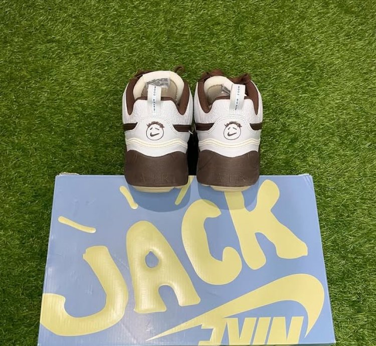 Travis Scott Nike Field Jaxx Light Chocolate