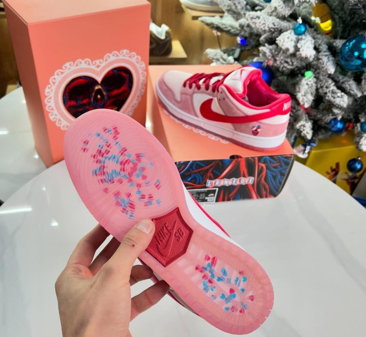 Nike Sb Dunk Strange Love