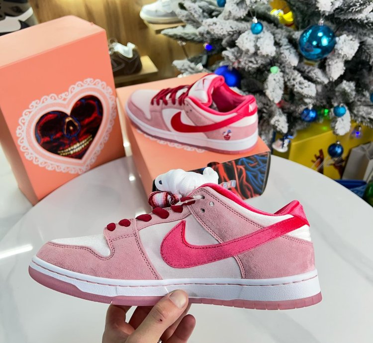 Nike Sb Dunk Strange Love