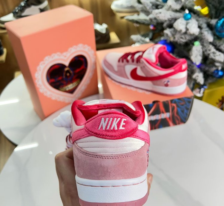 Nike Sb Dunk Strange Love