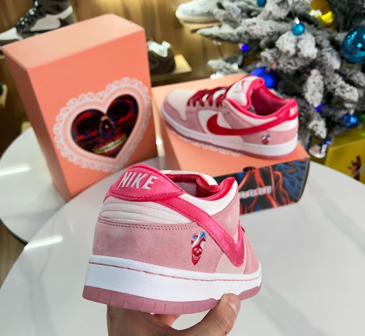 Nike Sb Dunk Strange Love