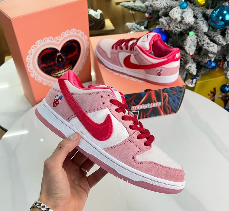 Nike Sb Dunk Strange Love