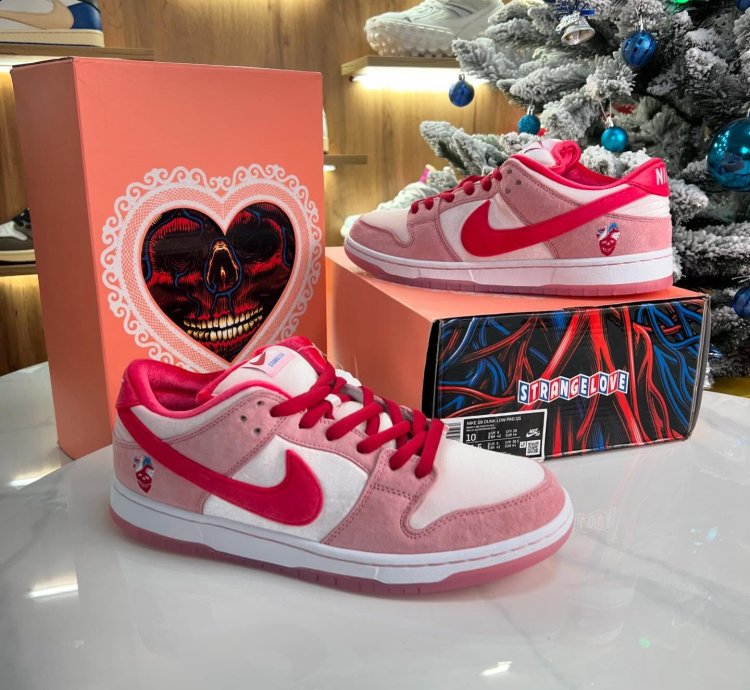 Nike Sb Dunk Strange Love