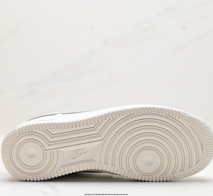 200 Nike Air Force 1 Low 07 -