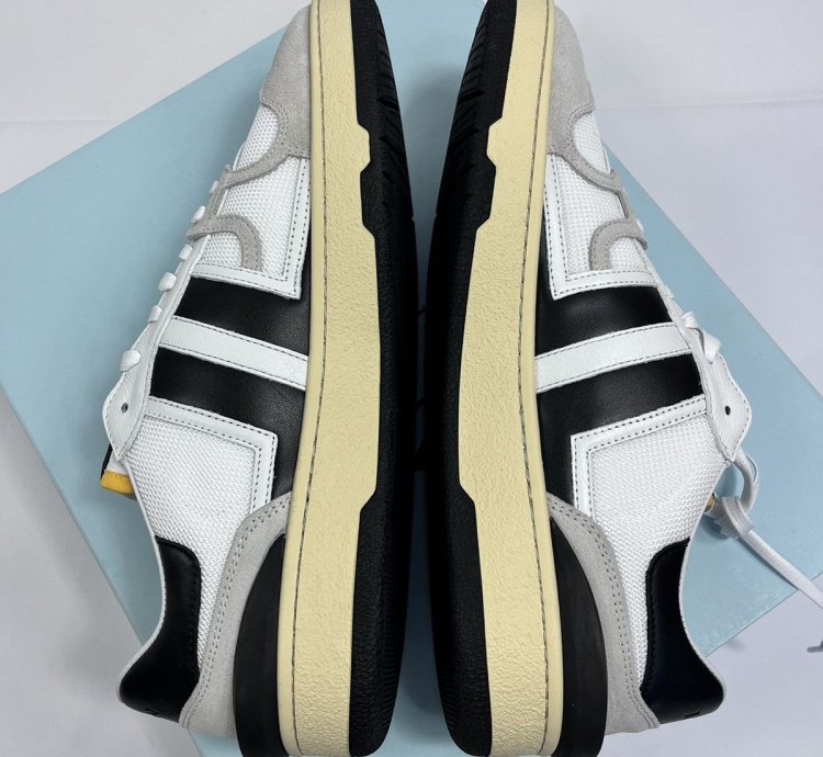 Clay Low Top Sneakers