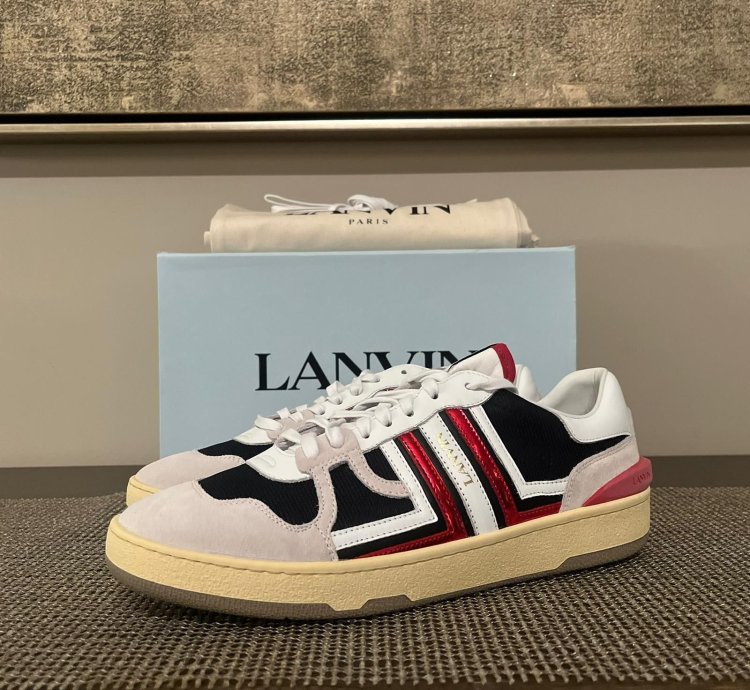 Clay Low Top Sneakers In Black Red