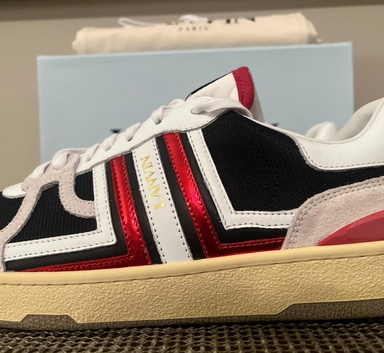 Clay Low Top Sneakers In Black Red
