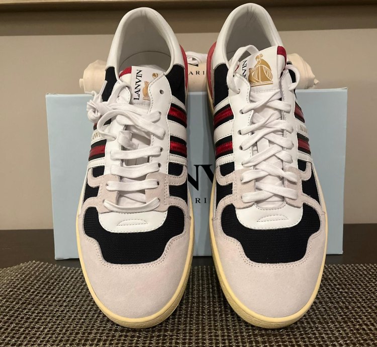 Clay Low Top Sneakers In Black Red