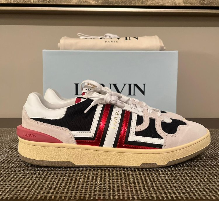 Clay Low Top Sneakers In Black Red