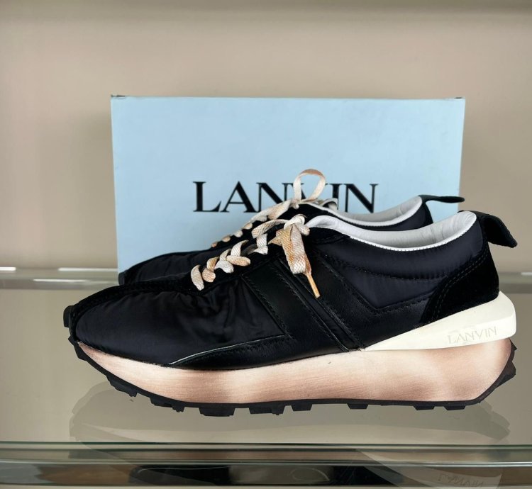 Low Top Runner Sneakers In Black