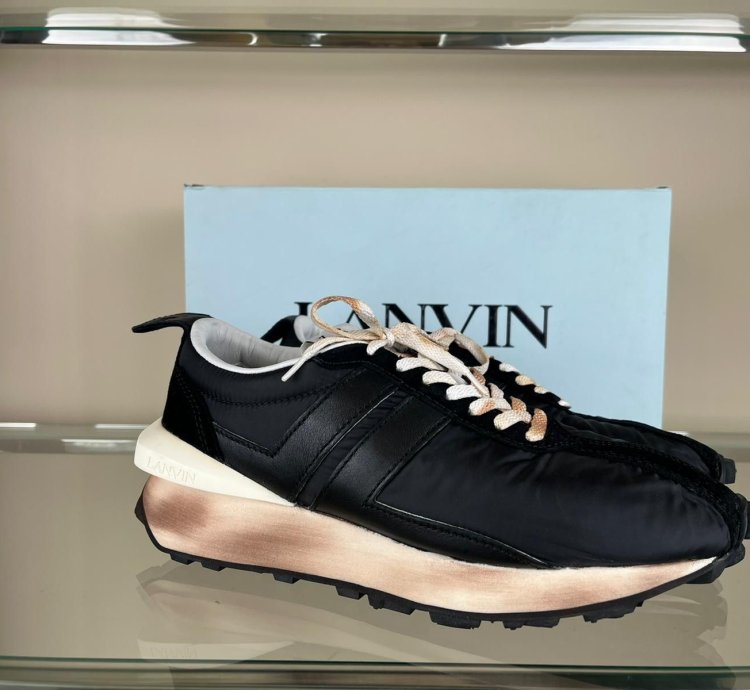 Low Top Runner Sneakers In Black
