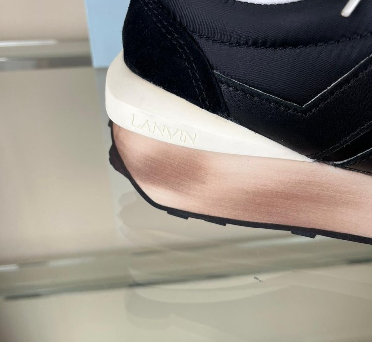 Low Top Runner Sneakers In Black