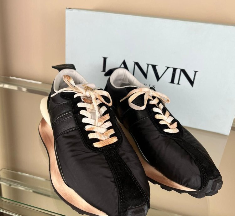 Low Top Runner Sneakers In Black