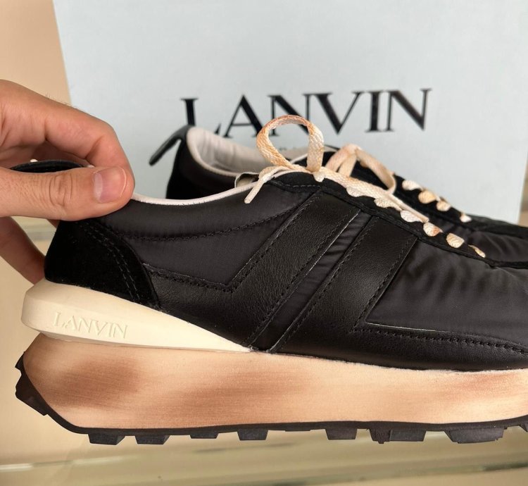 Low Top Runner Sneakers In Black