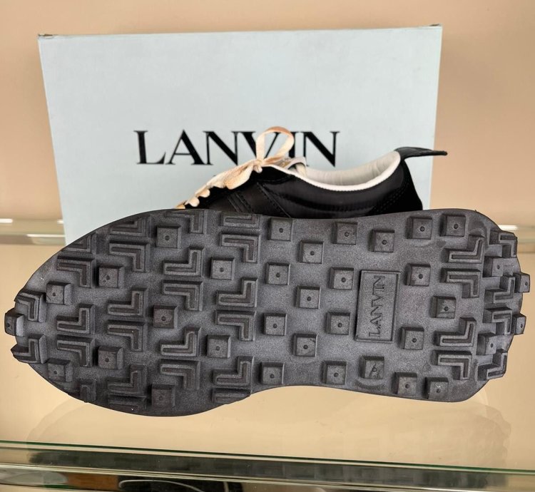 Low Top Runner Sneakers In Black