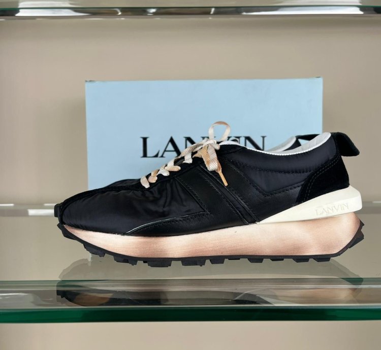 Low Top Runner Sneakers In Black