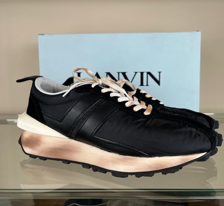 Low Top Runner Sneakers In Black