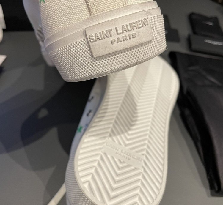 650new Limited Edition Runway Star Canvas Low Top Sneakers