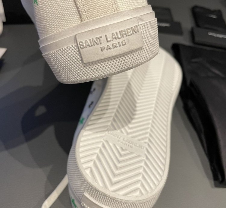 650new Limited Edition Runway Star Canvas Low Top Sneakers