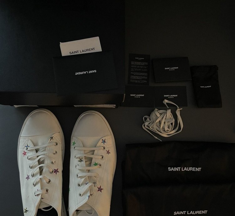 650new Limited Edition Runway Star Canvas Low Top Sneakers