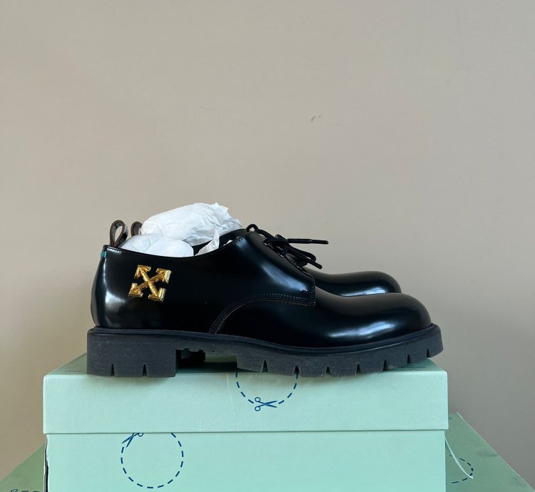 Arrow Derby In Black