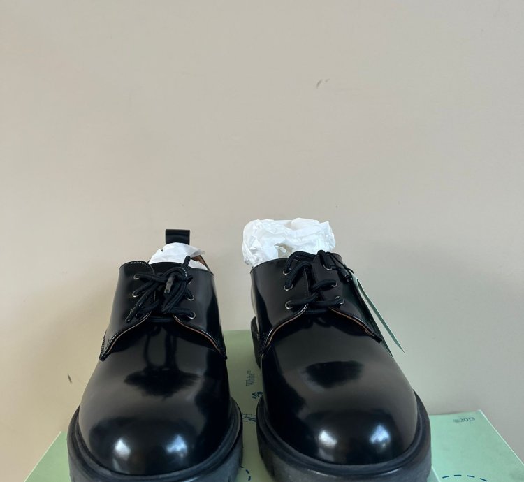 Arrow Derby In Black