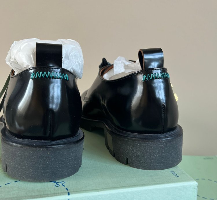 Arrow Derby In Black