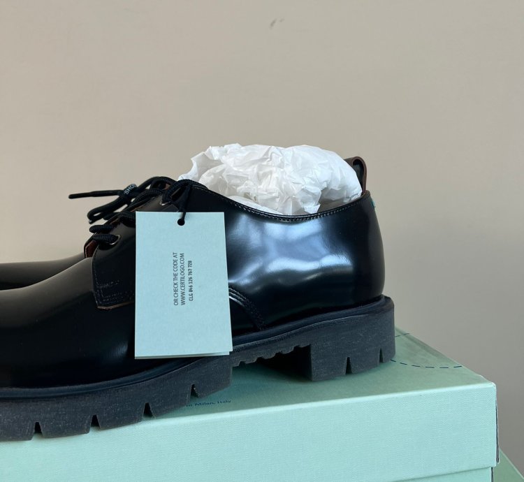 Arrow Derby In Black