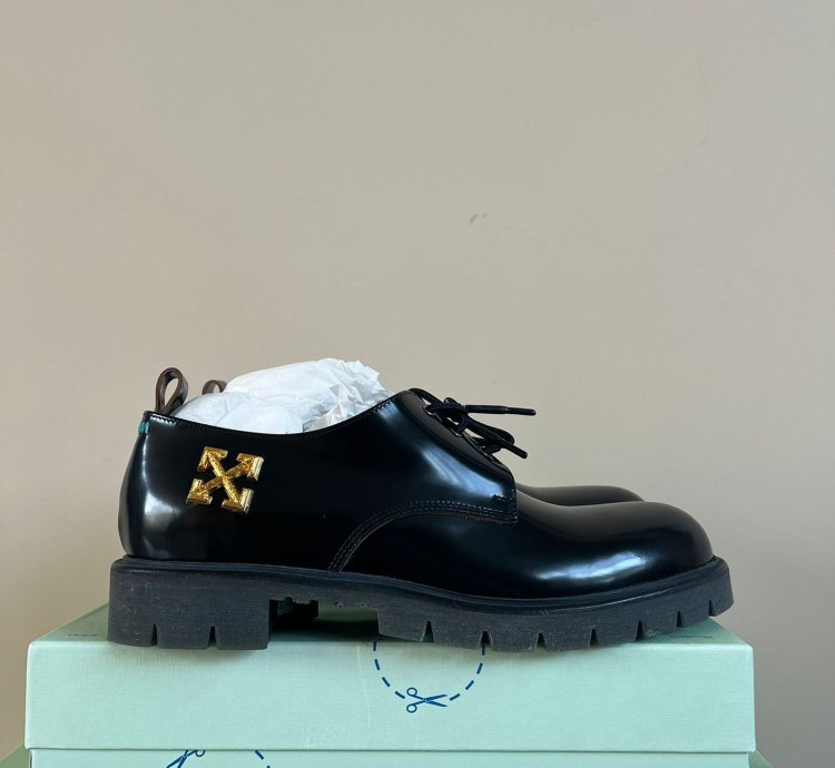 Arrow Derby In Black