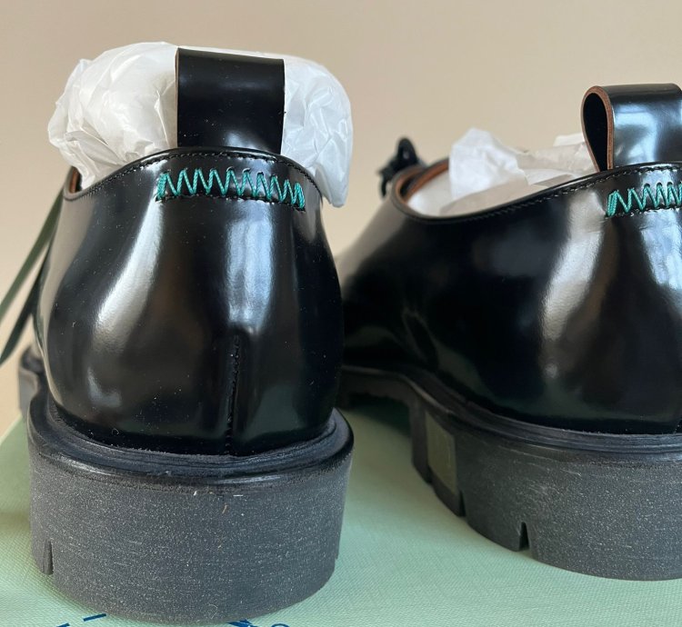Arrow Derby In Black