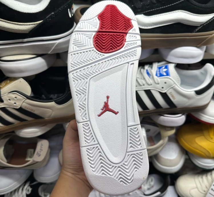 Jordan 4 Metallic Red