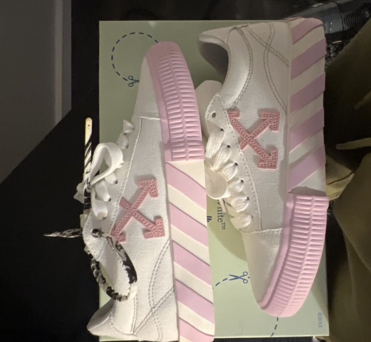 Off-white Low Vulcanized Arrow Sneakers