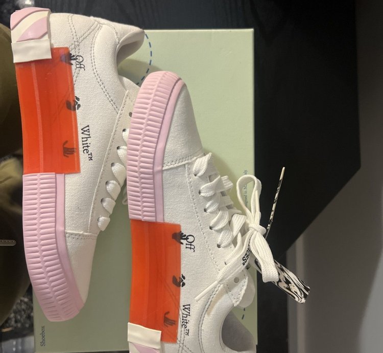 Off-white Low Vulcanized Arrow Sneakers