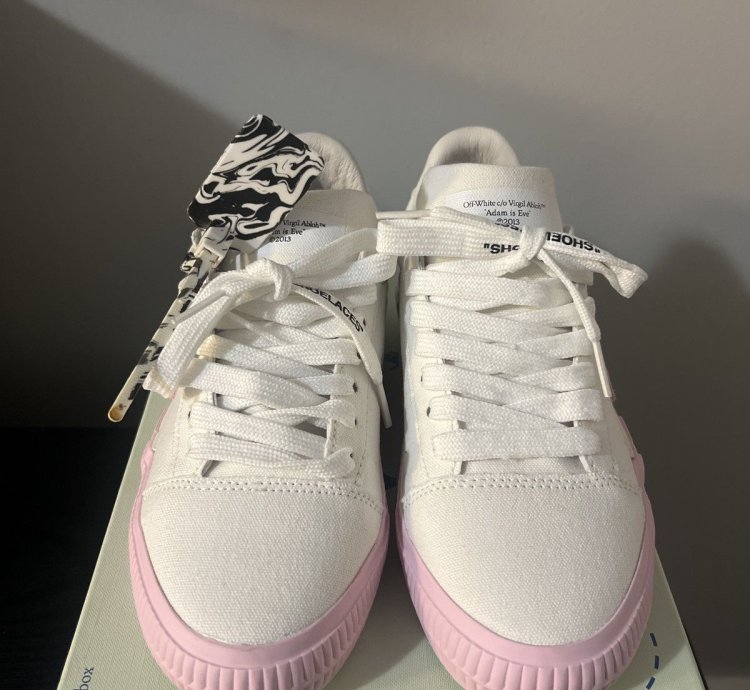 Off-white Low Vulcanized Arrow Sneakers