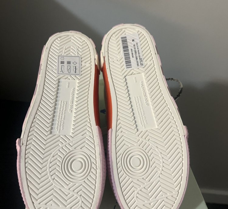 Off-white Low Vulcanized Arrow Sneakers