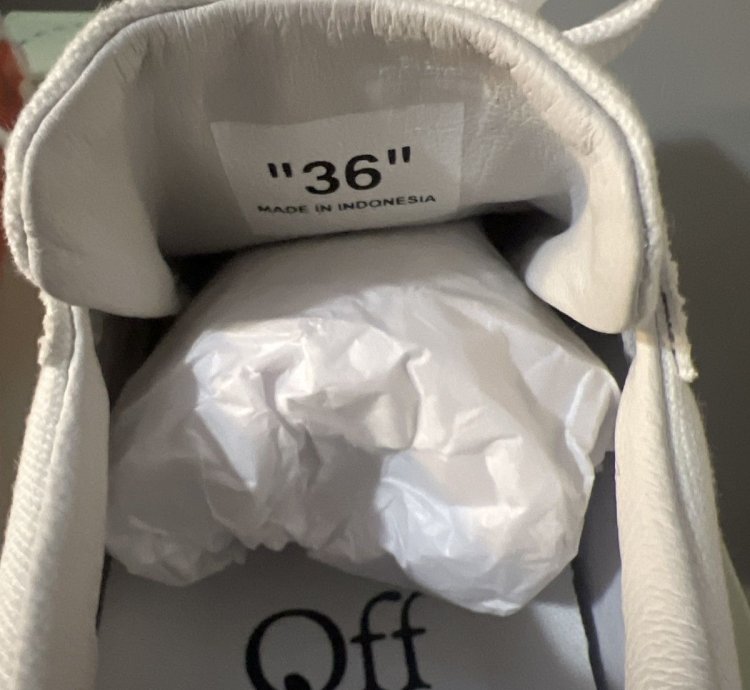 Off-white Low Vulcanized Arrow Sneakers
