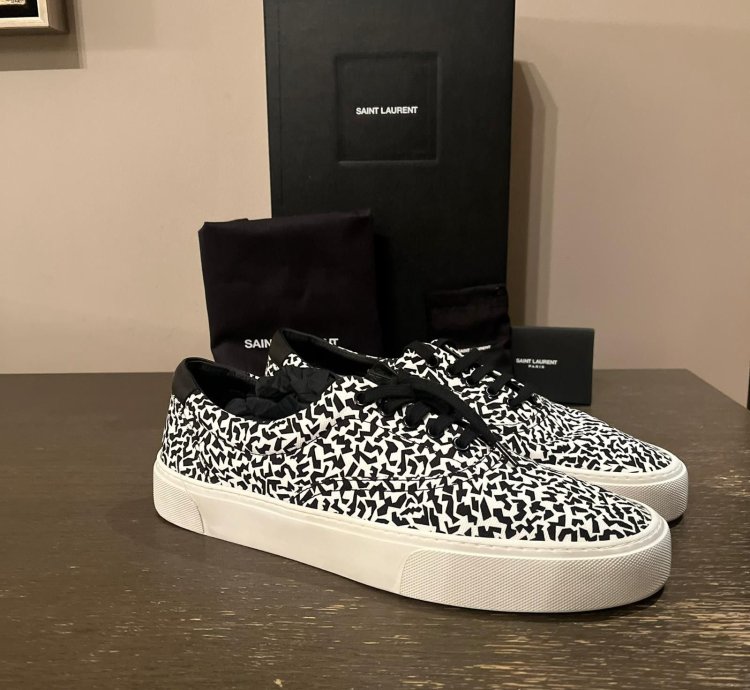 Q2 Venice Lace Up Sneakers In Black White