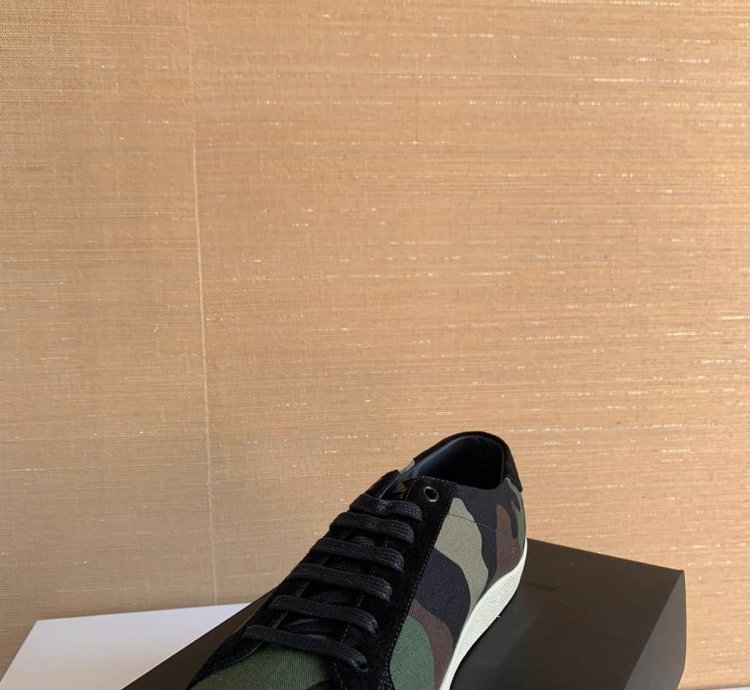 Signature Low Top Sneakers In Camo