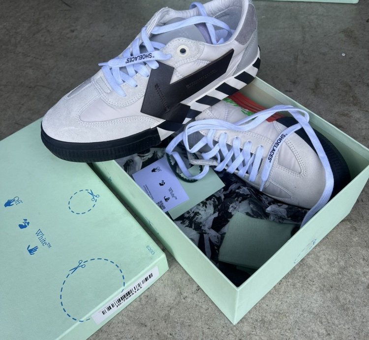 Size 9 Off-white Vulc Floating Arrow Low Size 42 Ds
