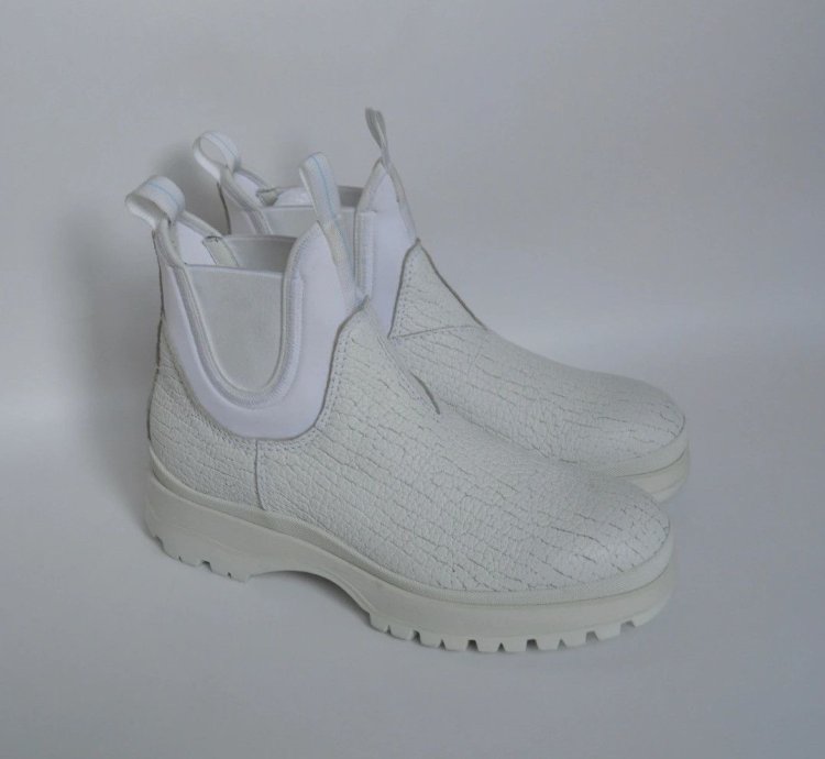 18 Cracked White Leather Brixxen Boots