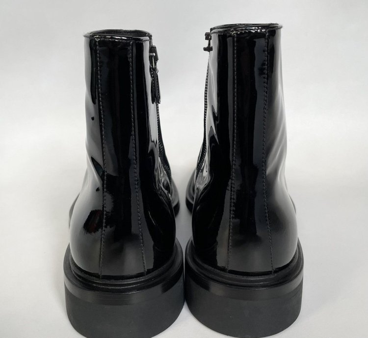 19 Square Toe Leather Boots