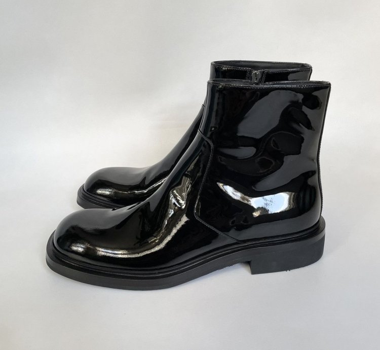 19 Square Toe Leather Boots
