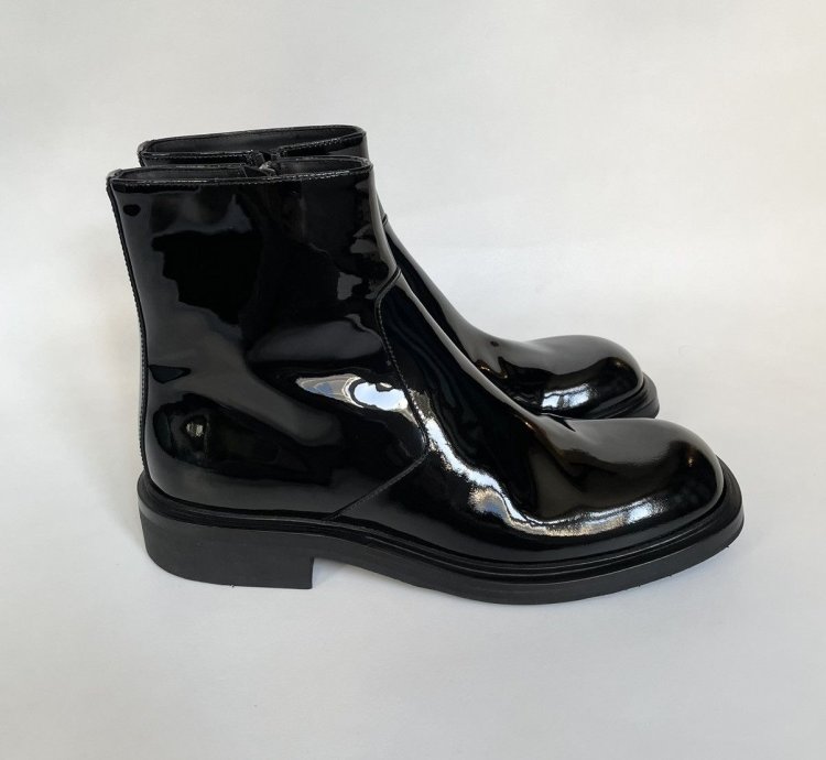 19 Square Toe Leather Boots