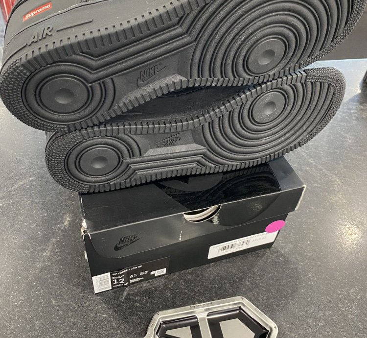 Air Force 1 Low Black Supreme Sz 12