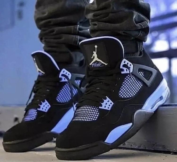 Air Jordan 4 Black Unc - University Blue Thunder